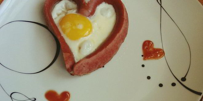 Рецепт яичницы с сосиской в виде сердца