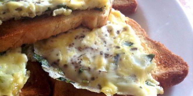 Рецепт яичницы с зеленью и сыром на завтрак