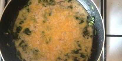 Шаг 2: яичницы с зеленью и сыром на завтрак