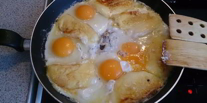 Шаг 5: яичницы с жареным сыром сулугуни