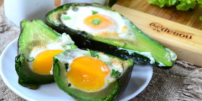 Рецепт яичницы в авокадо