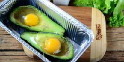 Шаг 1: яичницы в авокадо