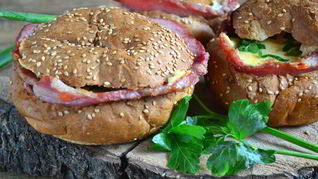 Рецепт Яичницы в булочке с ветчиной