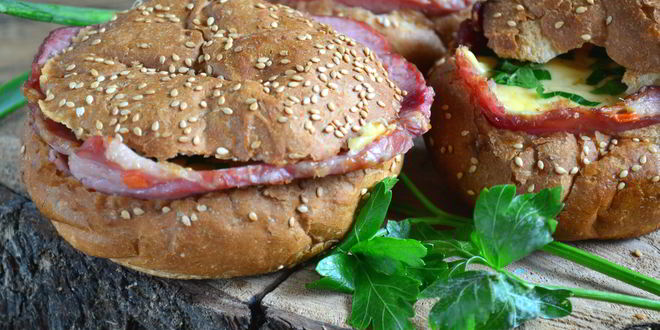 Рецепт яичницы в булочке с ветчиной