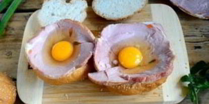 Шаг 1: яичницы в булочке с ветчиной