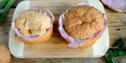 Шаг 2: яичницы в булочке с ветчиной