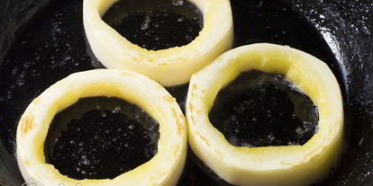 Шаг 3: яичницы в кабачке