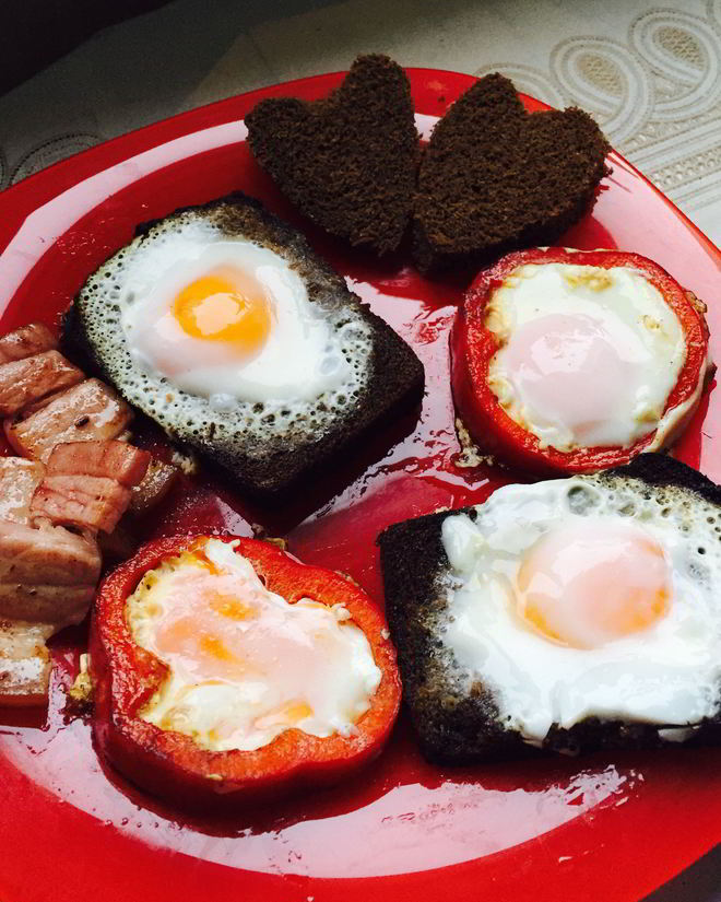 Рецепт яичницы в хлебе и сладком перце