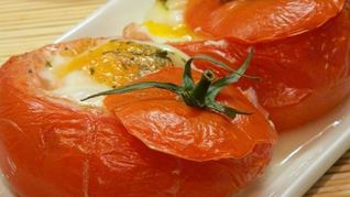 Рецепт Яичницы в помидорах с колбасой и сыром