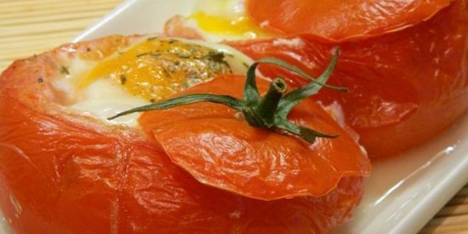 Рецепт Яичницы в помидорах с колбасой и сыром