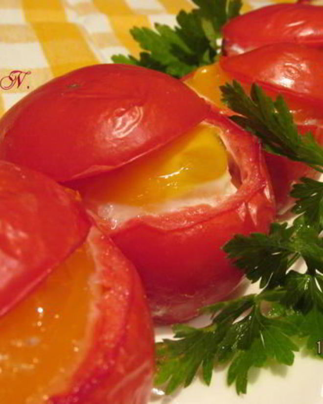 Рецепт яичницы в помидорах с колбасой и сыром