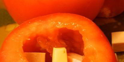 Шаг 2: яичницы в помидорах с колбасой и сыром