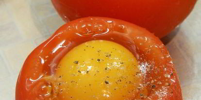 Шаг 3: яичницы в помидорах с колбасой и сыром