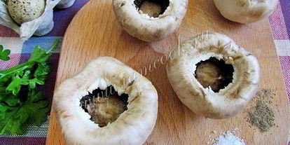 Шаг 2: яичницы в шампиньонах