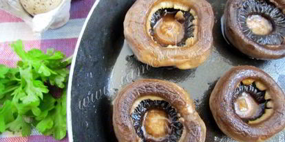 Шаг 3: яичницы в шампиньонах