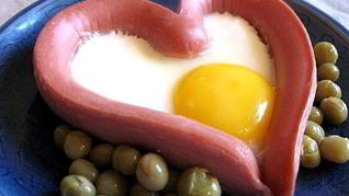Рецепт Яичницы в сосиске сердечком