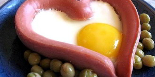 Рецепт яичницы в сосиске сердечком