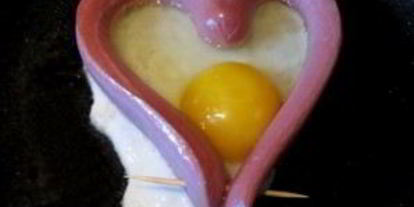 Шаг 2: яичницы в сосиске сердечком