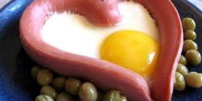 Шаг 3: яичницы в сосиске сердечком