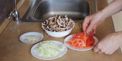 Шаг 2: закуски — бисквитного рулета с грибам