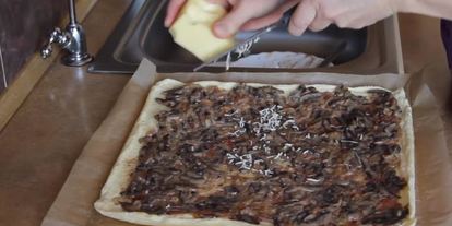 Шаг 4: закуски — бисквитного рулета с грибам