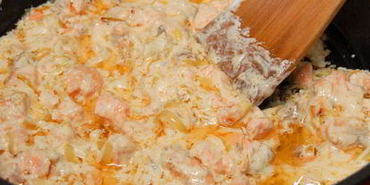 Шаг 3: блинных мешочков с жюльеном из красной рыбы