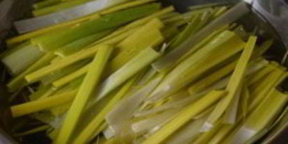 Шаг 1: жульена из морского коктейля