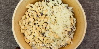 Шаг 3: жульена с курицей и грибами на сковороде