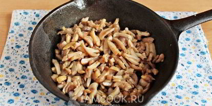 Шаг 3: жульена с курицей и грибами в горшочках